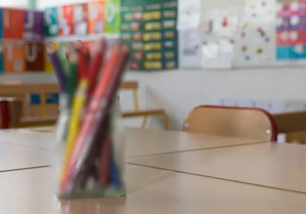 Object-level blur selection in a cluttered frame